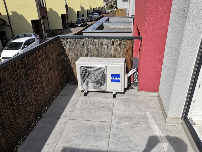 Zamontowana jednostka klimatyzatora na balkonie w Pabianicach